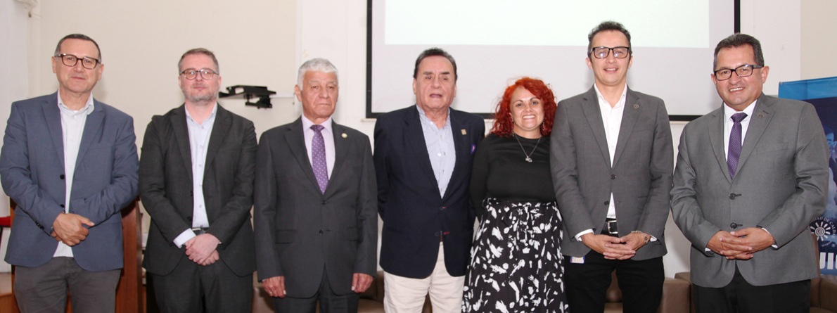 Héctor Torres, Edén Nieto, Ricardo Castaño, Alberto Castro, Carolina Valencia, Darío Arenas y Fabio Arias, rector de la Universidad de Caldas.