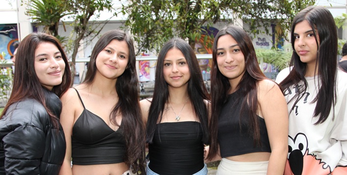 Sara Molina, Valentina López, Sofía Morales , Natalia Gómez y Sara Cortés.