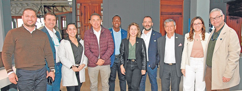 Juan Felipe Álvarez Castro, secretario de Movilidad; David Eduardo Gómez Springstube, secretario de Salud Pública; Natalia Díaz Jurado, secretaria de Planeación; Santiago Giraldo Llano, secretario TIC y competitividad; Manuel González Hurtado, secretario General; Paula Milena Velásquez Castaño, secretaria de Desarrollo Social; Andrés Mauricio Gaitán Guzmán, secretario Jurídico; Carlos Humberto Orozco Téllez, coordinador Social; Manuela Ramírez Ortiz, jefe de la Oficina de la Noche, y Luis Guillermo Quintero Estrada, secretario de Agricultura. Juan Felipe Álvarez Castro, secretario de Movilidad; David Eduardo Gómez Springstube, secretario de Salud Pública; Natalia Díaz Jurado, secretaria de Planeación; Santiago Giraldo Llano, secretario TIC y competitividad; Manuel González Hurtado, secretario General; Paula Milena Velásquez Castaño, secretaria de Desarrollo Social; Andrés Mauricio Gaitán Guzmán, secretario Jurídico; Carlos Humberto Orozco Téllez, coordinador Social; Manuela Ramírez Ortiz, jefe de la Oficina de la Noche, y Luis Guillermo Quintero