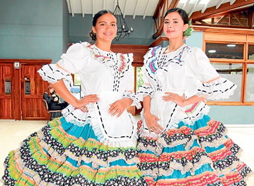 Nicole Gutiérrez y Vanessa López, chapoleras. Nicole Gutiérrez y Vanessa López, chapoleras.