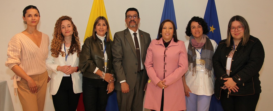 Katherine Estrada, Valeria González, Margarita López, Carlos Arturo Gallego, Marcela Echeverry Henao, directora de la Alianza Francesa de Manizales; Angélica Hurtado y Viviana López. Katherine Estrada, Valeria González, Margarita López, Carlos Arturo Gallego, Marcela Echeverry Henao, directora de la Alianza Francesa de Manizales; Angélica Hurtado y Viviana López.