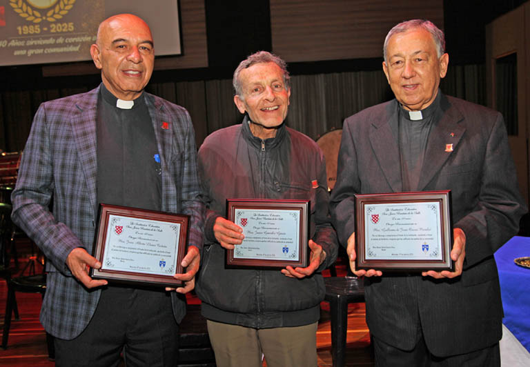 Presbíteros Homenajeados: Jesús Alberto Llano Castaño, Guillermo de Jesús Osorio Morales y Javier González Galvis.