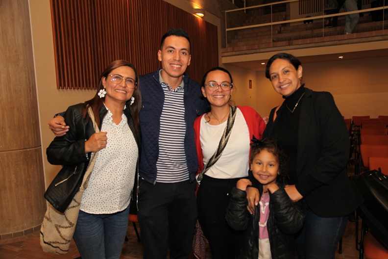 Lorena Gómez, Sebastián Valencia, Aura Fajardo, Silvia Ochoa y Elena Lucía Castilla. Lorena Gómez, Sebastián Valencia, Aura Fajardo, Silvia Ochoa y Elena Lucía Castilla.
