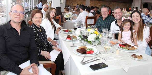 Jorge Eduardo Góngora, Cecilia Duque, Patricia Gallo, Uriel Giraldo, Luis Germán Góngora, Gina Giraldo y Emma Góngora. Jorge Eduardo Góngora, Cecilia Duque, Patricia Gallo, Uriel Giraldo, Luis Germán Góngora, Gina Giraldo y Emma Góngora.