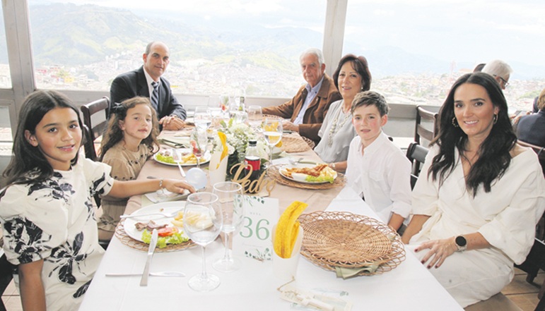 Matilde Jaramillo, María Jaramillo, Simón Jaramillo, Héctor Jaramillo, Adriana Gutiérrez, Pedro Jaramillo y Laura Mesa. Matilde Jaramillo, María Jaramillo, Simón Jaramillo, Héctor Jaramillo, Adriana Gutiérrez, Pedro Jaramillo y Laura Mesa.