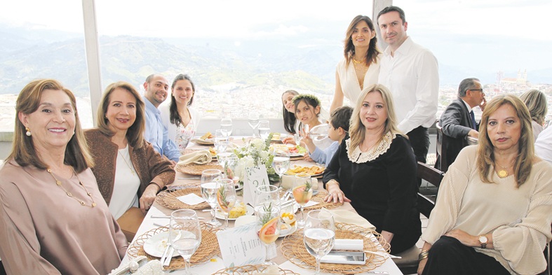 Victoria Calderón, Gloria Matilde Castro Rincón, Juan David Isaza, Sofía López, Guadalupe Arango, Luciana Arango, Alejandra Arango, Valentina Isaza Calderón, Andrés Arango, Martha Castro Rincón e Isabel Cristina Castro Rincón. Victoria Calderón, Gloria Matilde Castro Rincón, Juan David Isaza, Sofía López, Guadalupe Arango, Luciana Arango, Alejandra Arango, Valentina Isaza Calderón, Andrés Arango, Martha Castro Rincón e Isabel Cristina Castro Rincón.