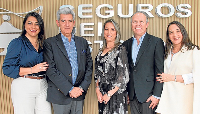 Marisol Mahecha; Juan Carlos Morales; Angélica Merchán; Camilo Arciniegas, y Yamile Valencia , gerente de la sucursal. Marisol Mahecha; Juan Carlos Morales; Angélica Merchán; Camilo Arciniegas, y Yamile Valencia , gerente de la sucursal.