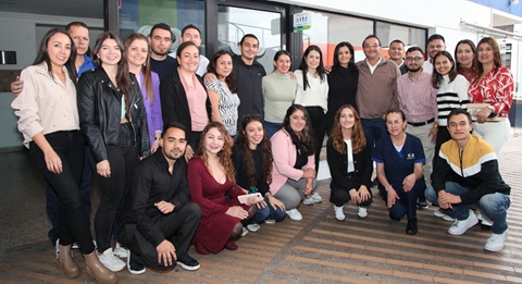 Lina María Ramírez con parte de su excompañeros de trabajo.