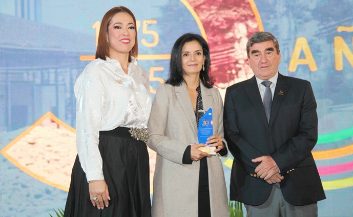 Lina María Ramírez recibe un reconocimiento de manos de Angélica Orozco y Felipe Calderón. Lina María Ramírez recibe un reconocimiento de manos de Angélica Orozco y Felipe Calderón.