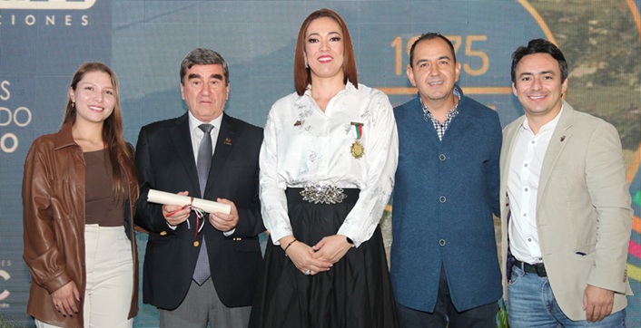 El Concejo de Manizales, representado por los concejales Manuela Ramírez, Julián Andrés Osorio y Julián García, entrega la Orden Comendador a Camacol Caldas. Reciben: Angélica Orozco y Felipe Calderón. El Concejo de Manizales, representado por los concejales Manuela Ramírez, Julián Andrés Osorio y Julián García, entrega la Orden Comendador a Camacol Caldas. Reciben: Angélica Orozco y Felipe Calderón.