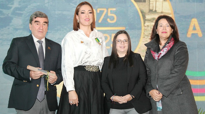 La Asamblea de Caldas entrega Nota de Estilo, Honor al Mérito a Camacol Caldas. Angélica Orozco y Felipe Calderón la reciben de las diputadas Viviana Zuluaga y María Isabel Gaviria. La Asamblea de Caldas entrega Nota de Estilo, Honor al Mérito a Camacol Caldas. Angélica Orozco y Felipe Calderón la reciben de las diputadas Viviana Zuluaga y María Isabel Gaviria.