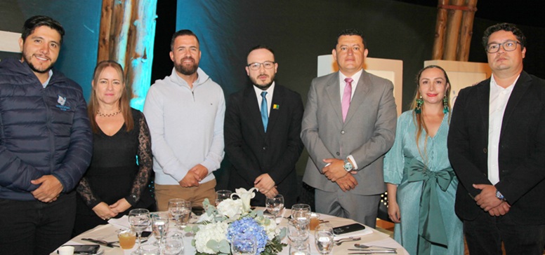 Mateo Loaiza, Diana Mejía, Manuel Correa, Juan Manuel Marín, Álvaro Andrés Osorio (alcalde de Palestina), Marcela García y Felipe Rincón. Mateo Loaiza, Diana Mejía, Manuel Correa, Juan Manuel Marín, Álvaro Andrés Osorio (alcalde de Palestina), Marcela García y Felipe Rincón.