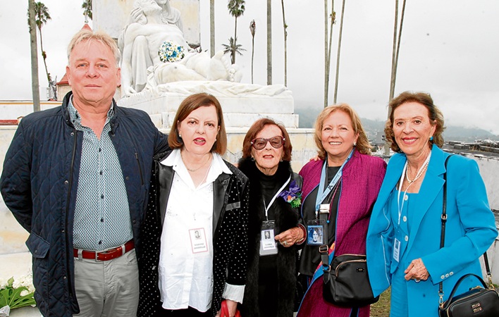 Tassilo Hoyos, María Paz Jaramillo, Gloria Jaramillo, Lina Echeverri y Gloria Lucía Vélez. Tassilo Hoyos, María Paz Jaramillo, Gloria Jaramillo, Lina Echeverri y Gloria Lucía Vélez.