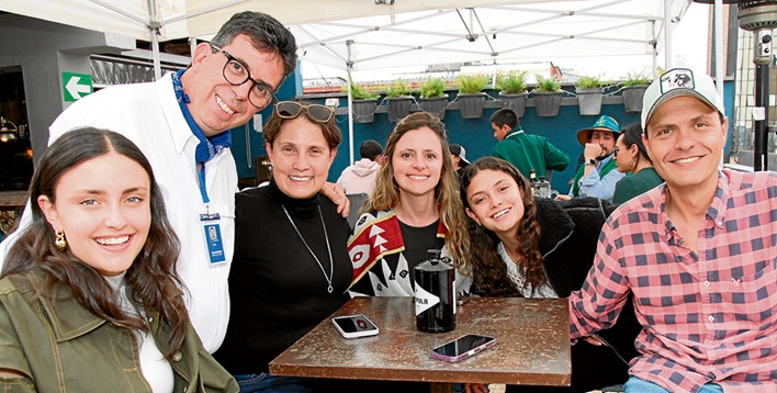 María Llinás, Tulio Botero, Pilar Jaramillo, Luisa Pérez, Sofía Llinás y Andrés Giraldo. María Llinás, Tulio Botero, Pilar Jaramillo, Luisa Pérez, Sofía Llinás y Andrés Giraldo.