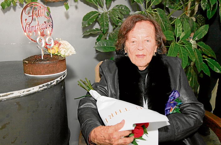 Gloria Jaramillo en su cumpleaños número 99. Gloria Jaramillo en su cumpleaños número 99.