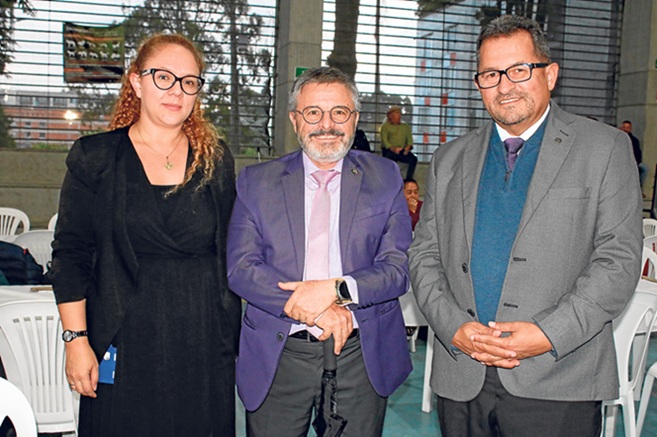 Paula Tatiana Pantoja Suárez; Germán Gómez Londoño, vicerector Academico de la U. de Caldas y Fabio Arias Orozco, rector de la U. de Caldas. Paula Tatiana Pantoja Suárez; Germán Gómez Londoño, vicerector Academico de la U. de Caldas y Fabio Arias Orozco, rector de la U. de Caldas.