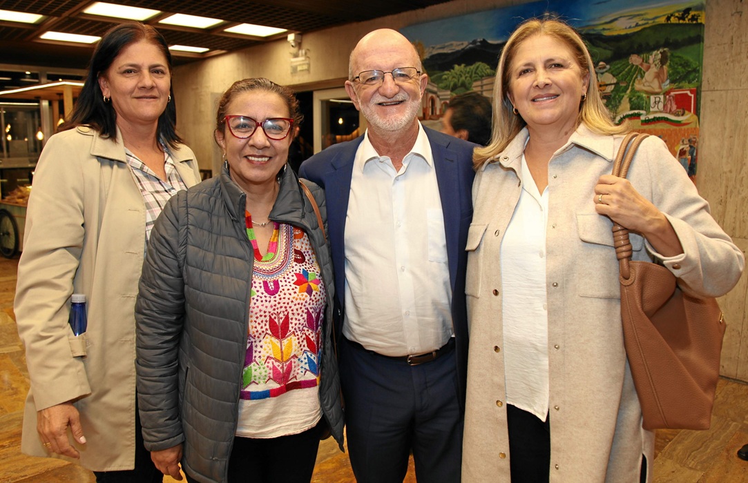 Hilda María Salazar, Luz Elena Castaño, Henry Gutiérrez y Luz Estella Salazar. Hilda María Salazar, Luz Elena Castaño, Henry Gutiérrez y Luz Estella Salazar.