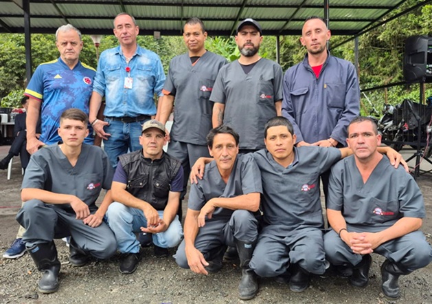 De pie: Carlos Restrepo, Gonzalo Londoño, Uriel Salgado, Enrique Restrepo, Hernán Muñoz. Abajo: Julián Carmona, Edgar Martínez, Juan Manuel Rivera, Norberto Ramírez y Estivén Pérez. De pie: Carlos Restrepo, Gonzalo Londoño, Uriel Salgado, Enrique Restrepo, Hernán Muñoz. Abajo: Julián Carmona, Edgar Martínez, Juan Manuel Rivera, Norberto Ramírez y Estivén Pérez.