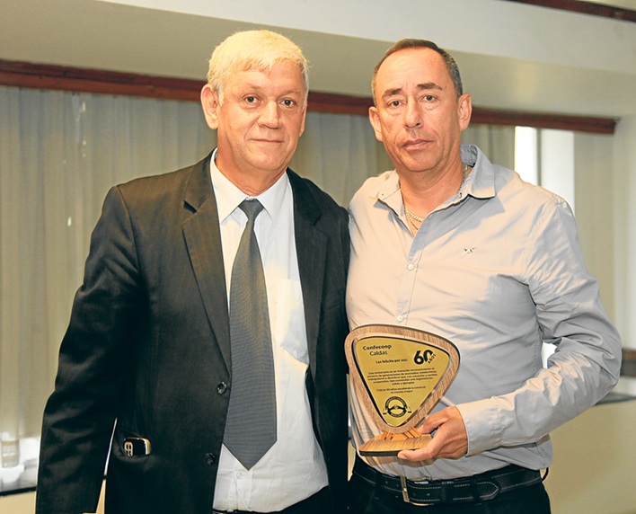 Reconocimiento de Confecoop Caldas a Unitrans por sus 60 años: entrega Jhon Jairo Alzate Marín y recibe Jorge Enrique Restrepo, de Unitrans.