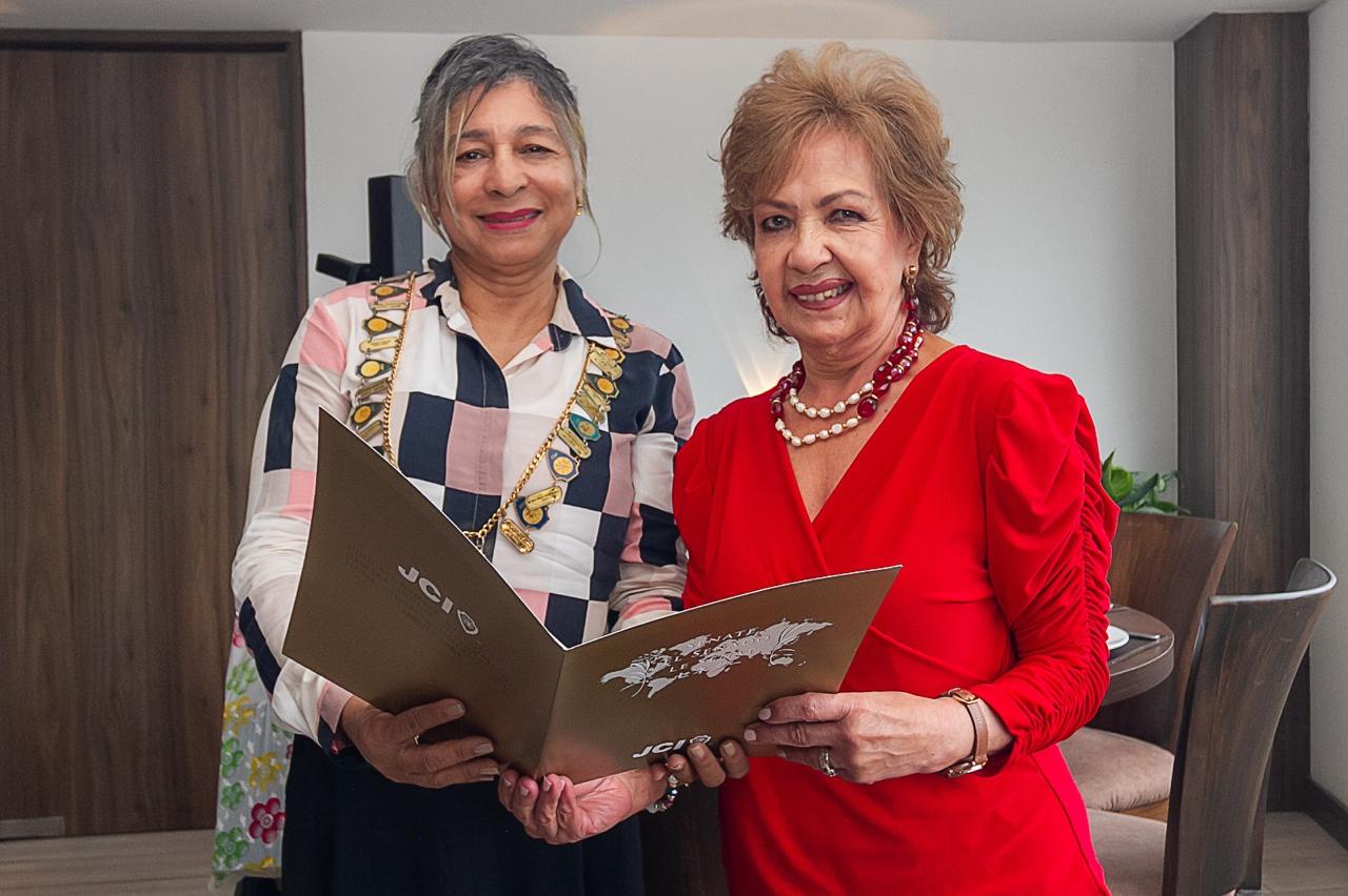 La presidenta, Lidia Rosa Toro, entregó la Senaduría de Olga Lucía Giraldo Vélez a la coordinadora de Internacionalismo, Offir López Ospina.