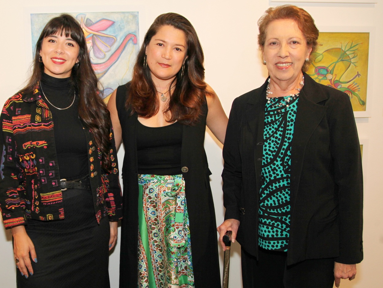 Andrea Gómez, Valentina Castro, y Clara Lucía López de Estrada, directora del Centro Colombo Americano.