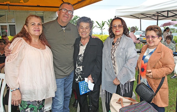 Gloria De Los Ríos, Gildardo Alzate, Herenia Alzate, María Teresa Gómez y Cecilia Inés Alzate.