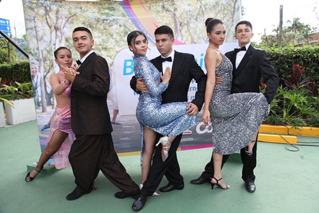 Presentación artística del grupo Acompás Latino, bajo la dirección de Jhon Freddy Ríos.