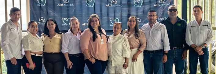 Camilo Flórez, instructor SENA; Andrea Díaz, funcionaria Alcaldía Marmato; Luz Dary Montoya, secretaria de Desarollo Económico de la Alcaldía de Marmato; Mallerly Hidalgo, jefe de Relaciones Labores Aris Mining; Ana Milena Arteaga, coordinadora académica SENA El Bagre; Gloria García, líder comunitaria; Alejandra Galvis, gestora social de Marmato; Juan José Gómez, gerente de Relaciones Comunitarias Aris Mining Marmato; Luis Carlos Pineda, coordinador de formación SENA El Bagre; y Alejandro García, personero