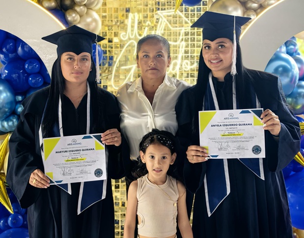 Las hermanas Maryuri y Anyela Izquierdo (graduadas), junto a su madre, Maria Lucelly Quirama; y Samantha Giraldo, hija de Maryuri.