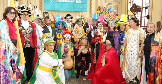 Grupo del Carnaval de Riosucio en compañía de Henry Gutiérrez, gobernador de Caldas.