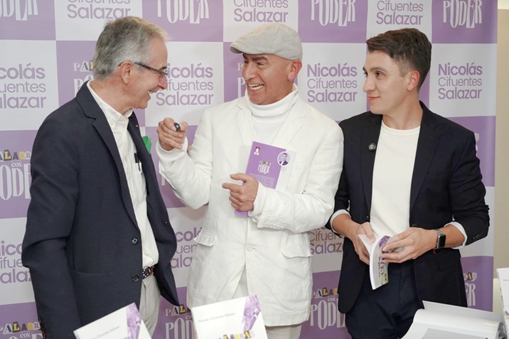 Durante la entrega de los libros, el periodista Juan Carlos Unda Rocha entrevistó a los anfitriones de la noche para el programa El Club del Oyente, que dirige en LA PATRIA Radio.