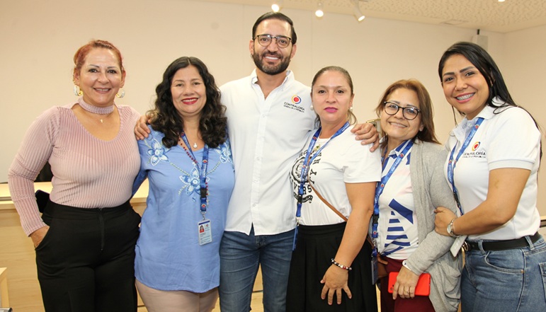 Luz Elena González, Luisa Fernanda Hurtado, Carlos Mario Zuluaga Pardo, Sandra Galviz, Claudia Enríquez y Yuli Katerine Parga.