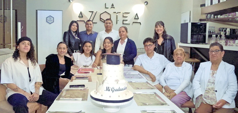 Ana María Arteaga López celebró su graduación como Trabajadora Social de la Universidad de Caldas con una cena en el restaurante La Azotea. La acompañaron familiares y amigos, quienes compartieron con ella este logro académico.