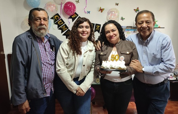 Compañeros de trabajo festejaron el cumpleaños de Diana Lucía Colorado Giraldo. La acompañan Moises Noriega Lara, Adriana Lucía Zuluaga y Jose Hernán Patiño Gómez.