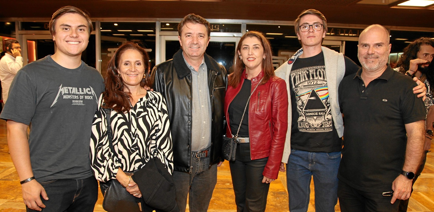 Miguel Echeverri, Isabel Baeza, David Gómez, Juanita Luna, Pablo Echeverri y Marcelo Echeverri.