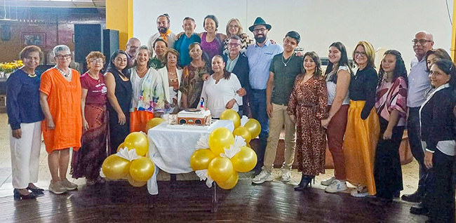 La cuadrilla Ilusos y Trejos, de la que Sara es capitana desde hace 17 años, la acompañó en su celebración. Sus integrantes destacan su liderazgo y entrega, fundamentales en cada Carnaval.