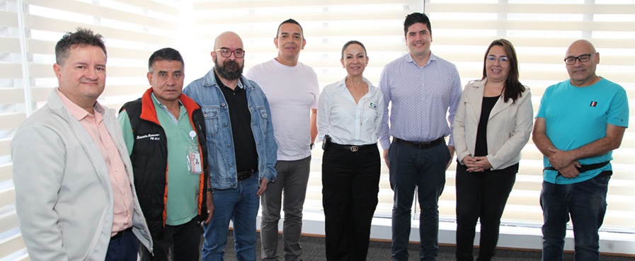 Grupo de periodistas asistentes a la presentación.