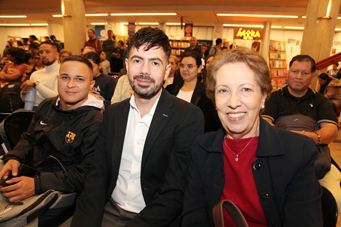 Hermilson García, Víctor Jurado y Clara López de Estrada, directora del Centro Colombo Americano.