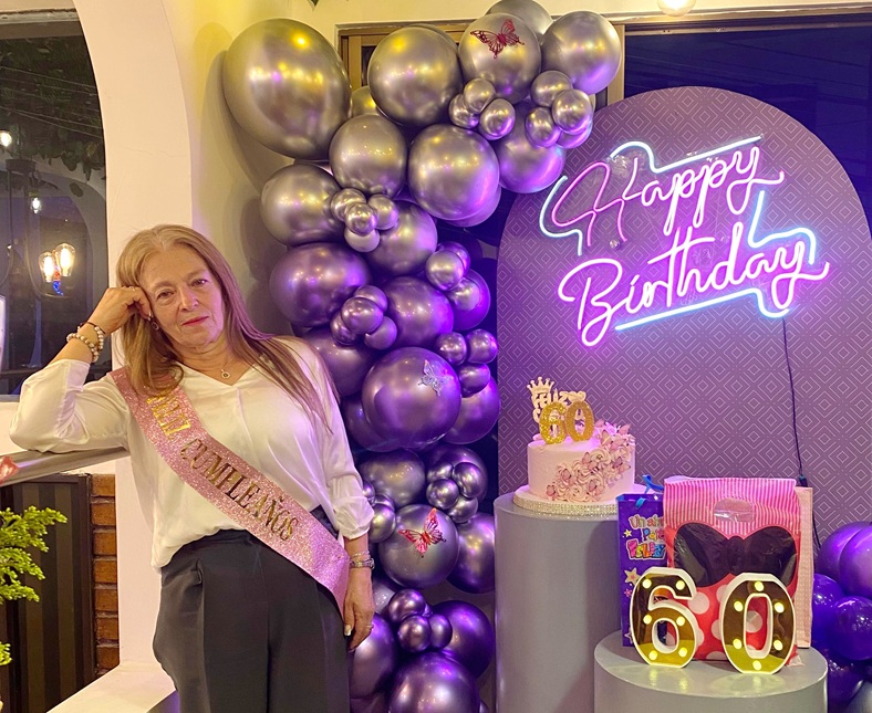 Luz Marina López en su cumpleaños número 60, rodeada de regalos y el cariño de su familia.