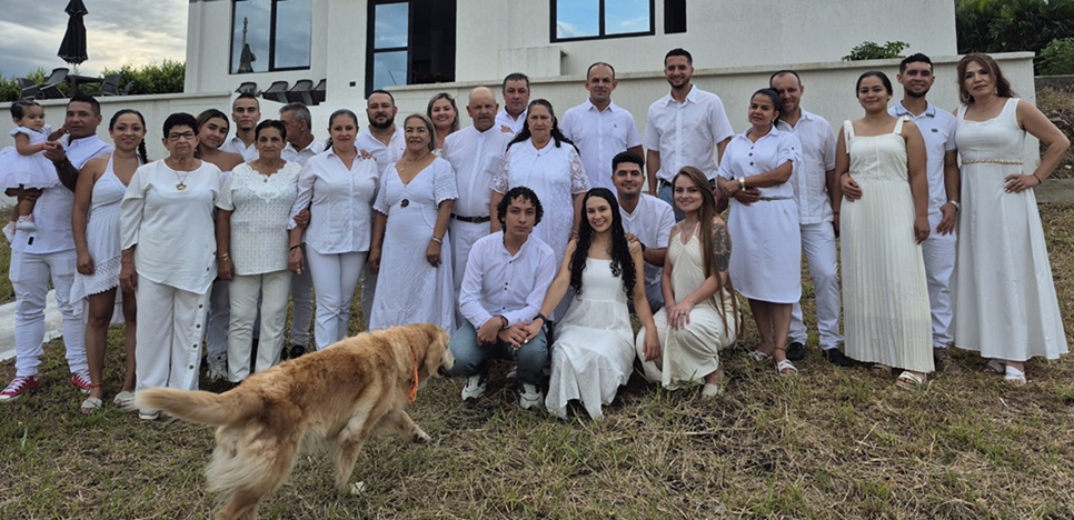 Grupo familiar asistente a la celebración.