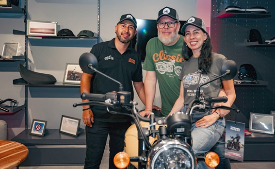 Juan Camilo Ocampo, Julian Estrada y Alejandra Torres. Equipo Royal Enfield del Eje.
