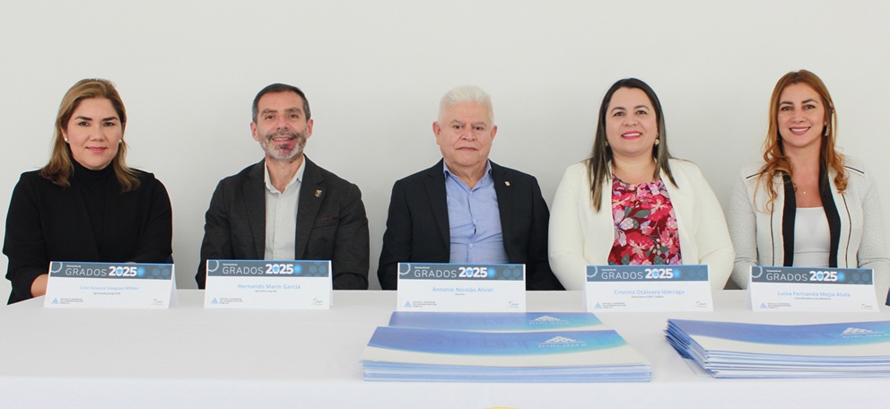 Lina Susana Vásquez, directora seccional de Administración Judicial en Manizales; Hernando Marín, concejal de Manizales; Antonio Nicolás Alviar, docente de la ESAP; Cristina Otálvaro, directora de la ESAP Caldas; y Luisa Fernanda Mejía, coordinadora académica de la Escuela en el departamento, conformaron la mesa principal durante la ceremonia de graduación.