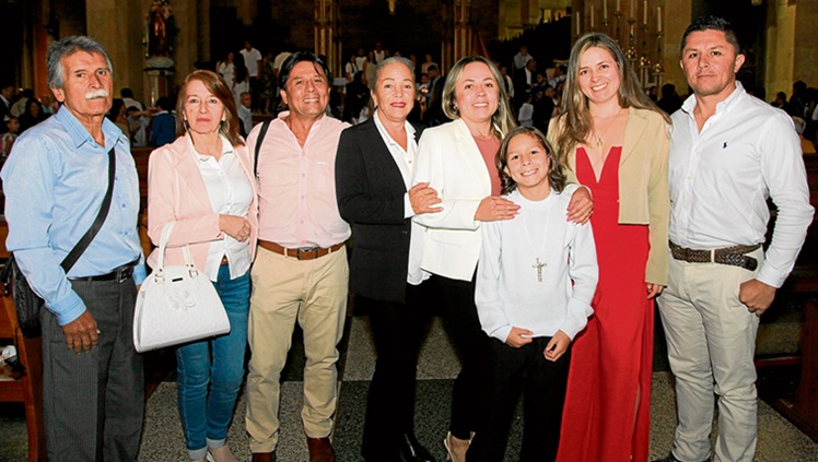 Nicolás Marín García en compañía de su familia: Luis Alfonso García, María Muñoz, Carlos Alberto Marín, Leonisa Valencia, Alejandra Marín, Pamela García y Cristian Felipe Marín.