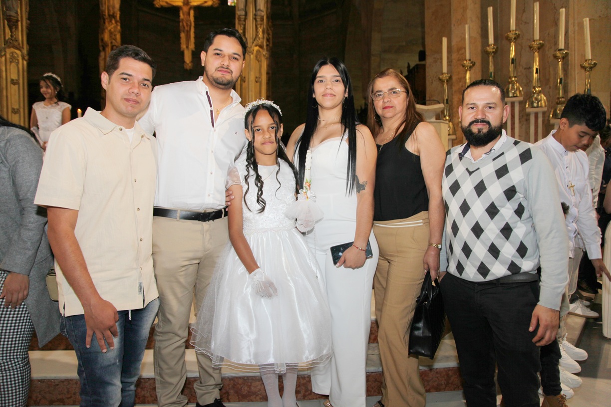 Elena Ortiz, en su Primera Comunión, acompañada de su familia: Luis Ortiz, Luis Landi, Elena Ortiz, Dayana Landi, Fanny Vergara y David Vergara.