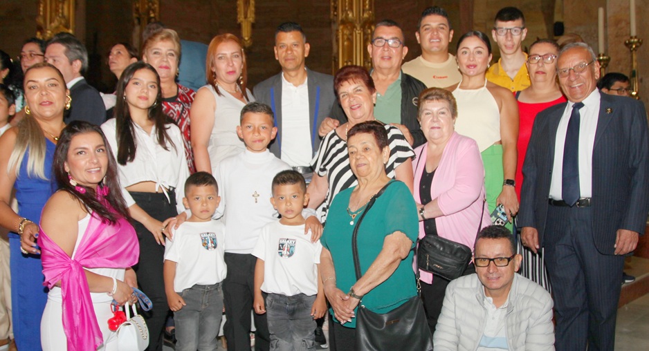 Emmanuel Sánchez Betancourth, en su Primera Comunión, acompañado de sus padres, abuelos y demás familiares.