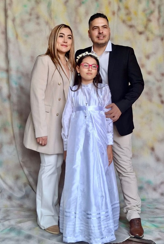 Con sus papás, María Johana Gil, Sara Martínez Gil, Jhon Martínez.