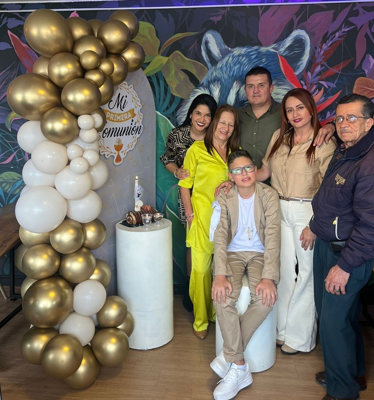 Samuel Rivera tuvo su almuerzo de primera comunión acompañado de Paula Posada, María Nohemy González, Juan Pablo Salazar, Luz Posada y Gabriel de Jesús Posada.