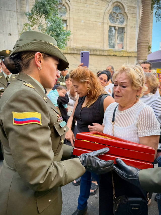 El 29 de septiembre, en ceremonia de honras fúnebres, la coronel Rocío Milena Melo Puerto, comandante del Departamento de Policía Caldas, acompañó a su familia, compañeros y comunidad en este momento de dolor. "Elevamos nuestras oraciones por el eterno descanso de su alma y expresamos toda nuestra solidaridad y respeto a sus seres queridos".