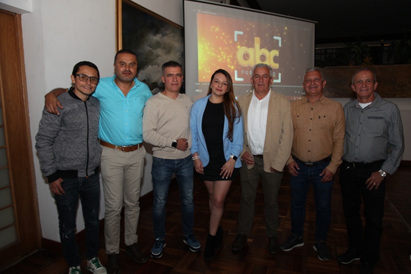 Directivos: Samuel Villegas, Julián Villegas, Mauricio Serna, Sandra Cardona, Jaime Serna, Lorenzo Serna, Eugenio Serna.