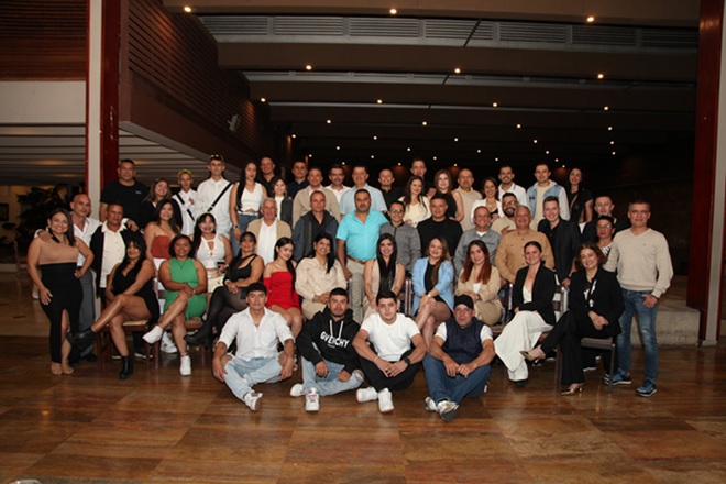 Directivos y empleados de la empresa.